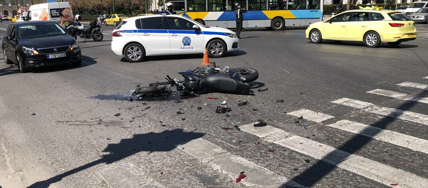 Σοβαρό ατύχημα μπροστά στη Βουλή - Μοτοσικλετιστής συγκρούστηκε με υπηρεσιακό της ΕΛ.ΑΣ. – Επίδειξη εξουσίας και εκεί!